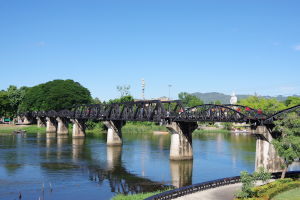 Den klassiske bro i Kanchanaburi - fra filmen Broen over Floden Kwai