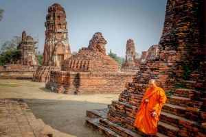 Ayutthaya i Thailand er helligt om mange munke kommer stadig